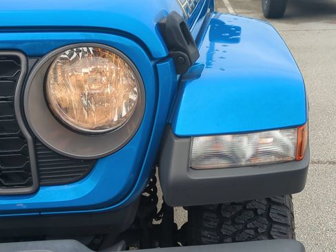 Used 2024 Jeep Gladiator Sport AWD/4WD image 11