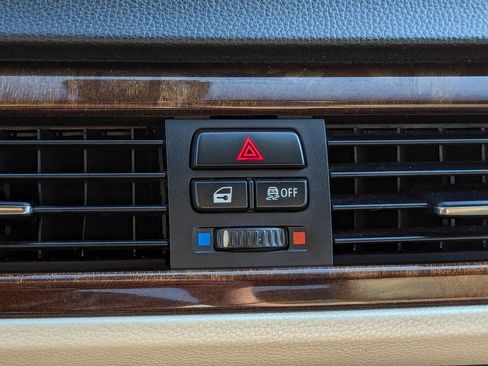 Used 2011 BMW 335i Convertible image 29