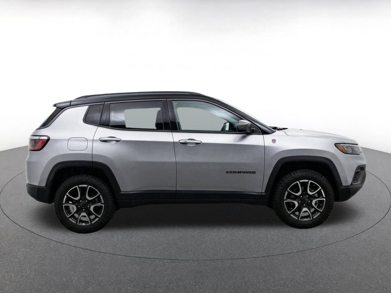 Used 2025 Jeep Compass Trailhawk AWD/4WD image 13