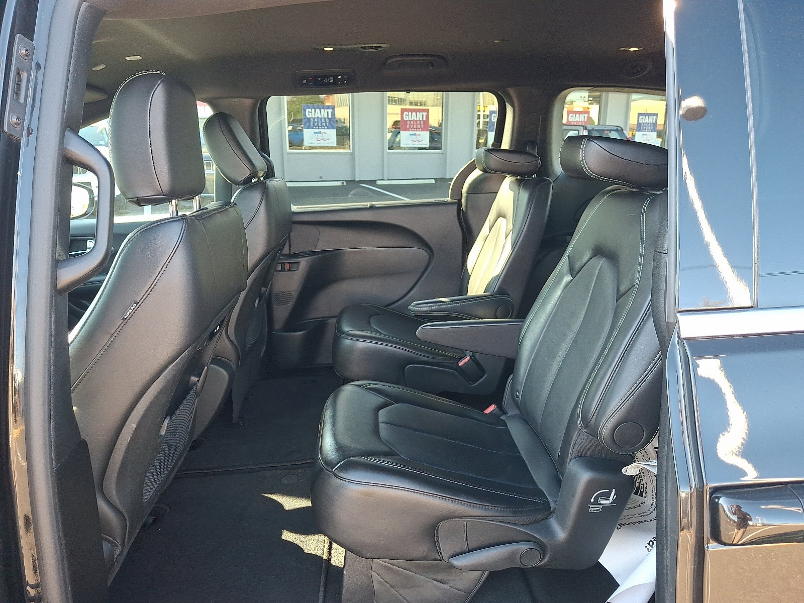 Used 2025 Chrysler Pacifica Select FWD image 11