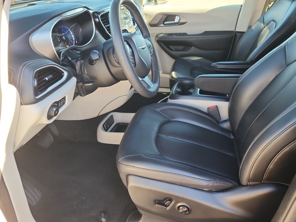 Used 2023 Chrysler Pacifica Touring-L FWD image 7
