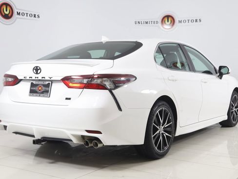 Used 2021 Toyota Camry SE image 3