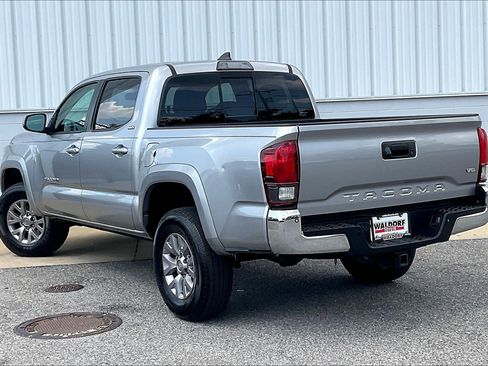Used 2018 Toyota Tacoma SR5 RWD image 12