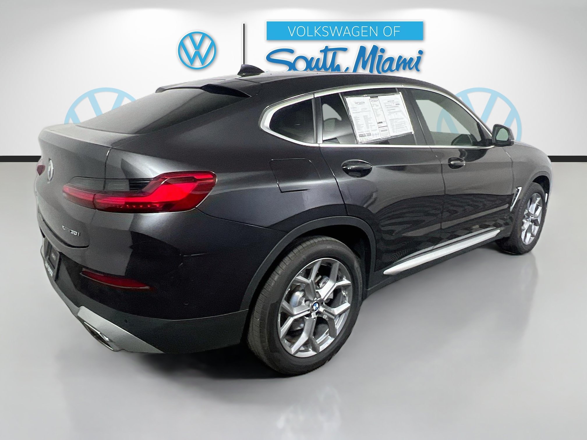 Used 2025 BMW X4 xDrive30i AWD/4WD image 3