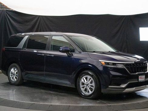 Used 2024 Kia Carnival LX FWD image 1