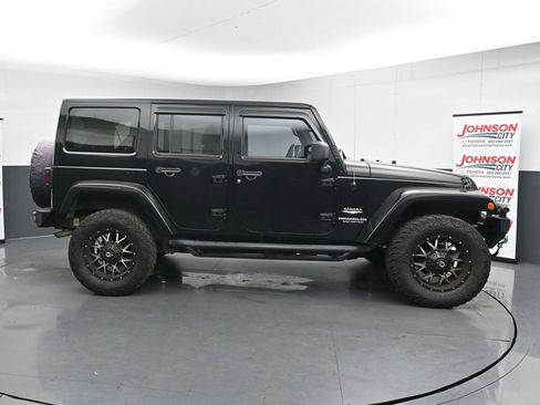 Used 2013 Jeep Wrangler Unlimited Sahara w/ Connectivity Group AWD/4WD image 9