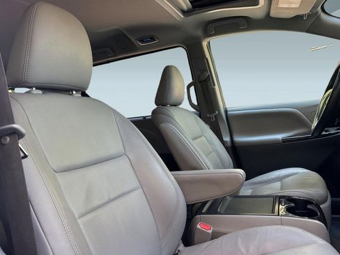 Used 2018 Toyota Sienna XLE image 30