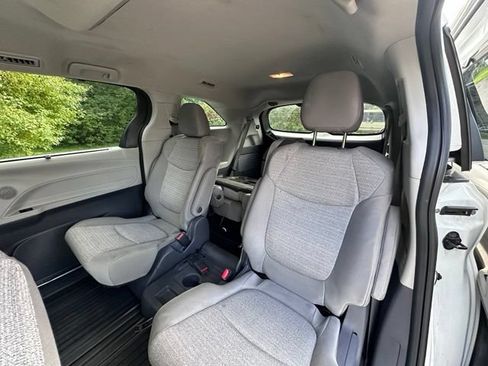 Used 2021 Toyota Sienna LE AWD/4WD image 11