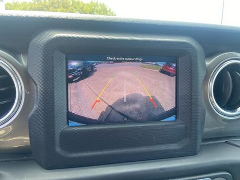 Used 2018 Jeep Wrangler Unlimited Sahara AWD/4WD image 37