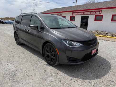 Used 2018 Chrysler Pacifica Limited w/ Advanced Safetytec Group image 1