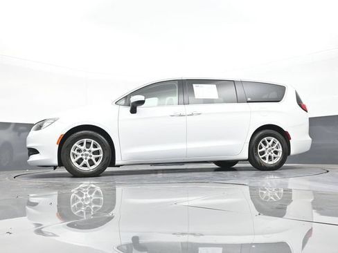 Used 2022 Chrysler Voyager LX FWD image 57