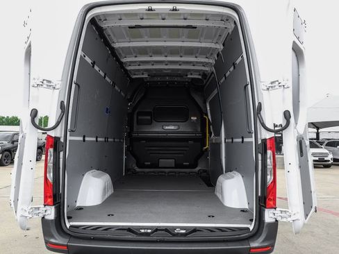 Used 2023 Mercedes-Benz Sprinter 2500 image 45