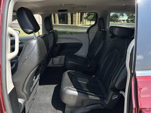Used 2023 Chrysler Pacifica Touring-L FWD image 11