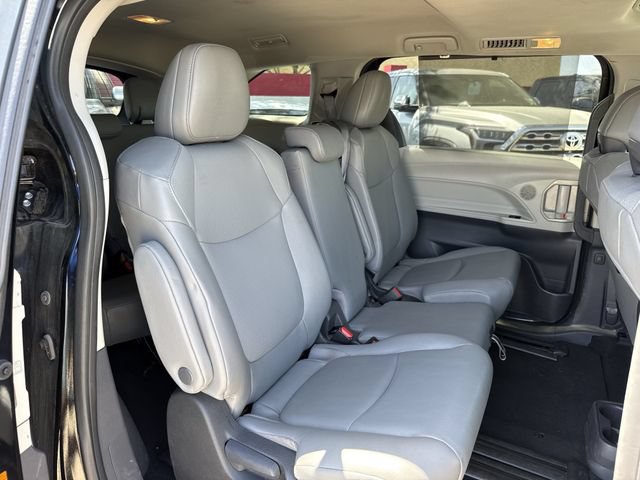Used 2024 Toyota Sienna XLE FWD image 30