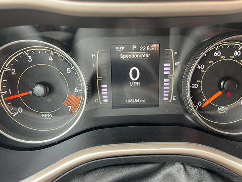 Used 2015 Jeep Cherokee Latitude w/ Comfort/Convenience Group FWD image 17