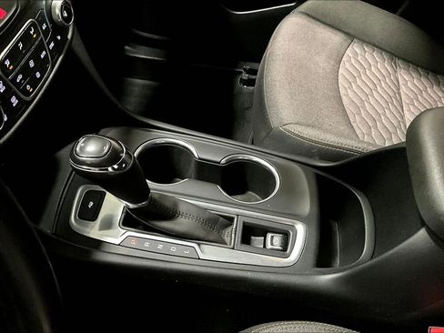 Used 2019 Chevrolet Equinox LT image 18