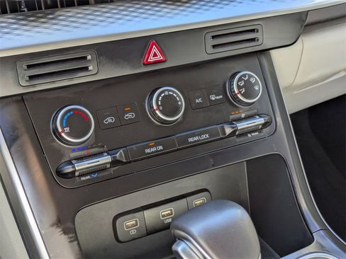 Used 2024 Kia Carnival LX image 22