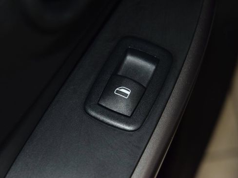 Used 2019 Jeep Cherokee Latitude w/ Cold Weather Group FWD image 40