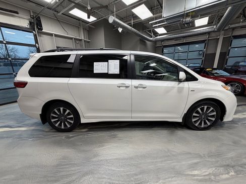 Used 2019 Toyota Sienna XLE image 32