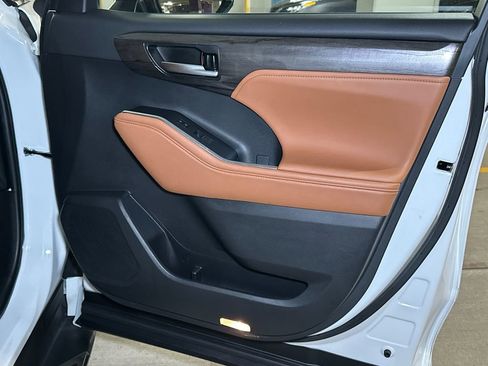 Used 2023 Toyota Highlander Platinum image 13