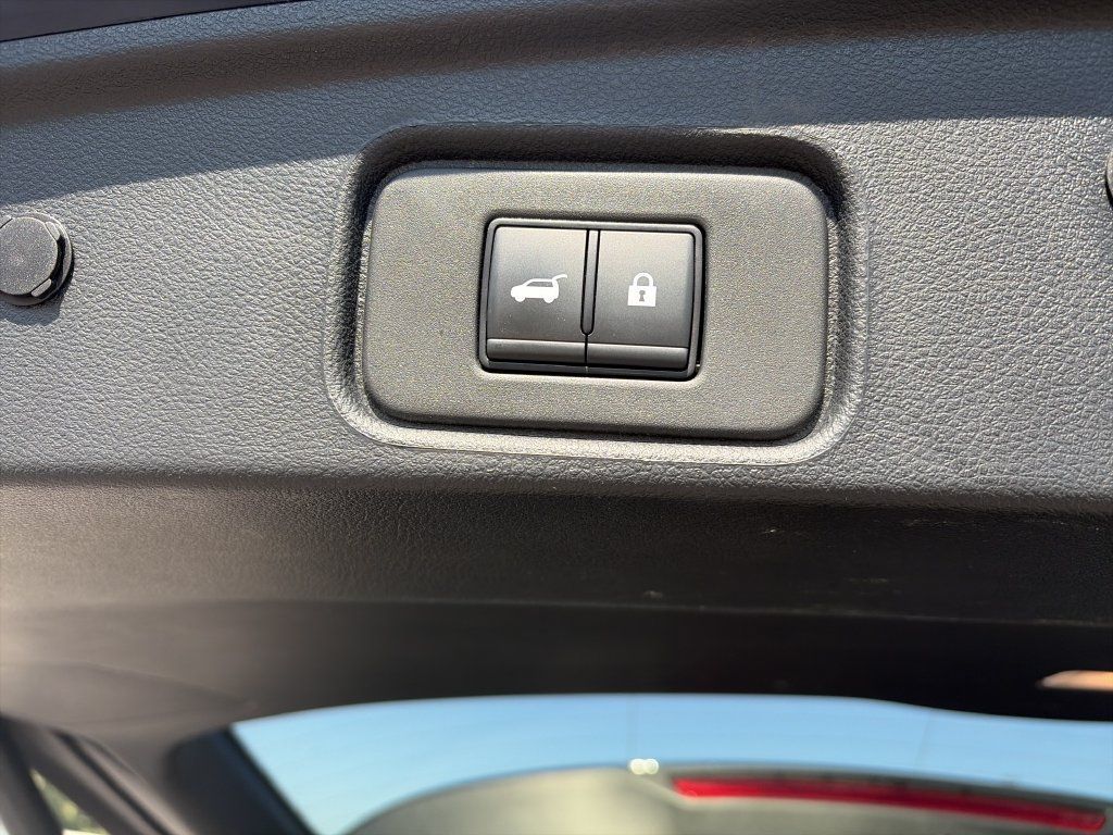 Used 2025 Nissan Pathfinder SL FWD image 31