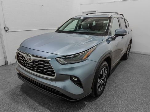 Used 2023 Toyota Highlander XLE AWD/4WD image 4