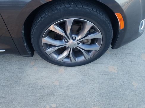 Used 2018 Chrysler Pacifica Limited w/ Tire & Wheel Group image 23