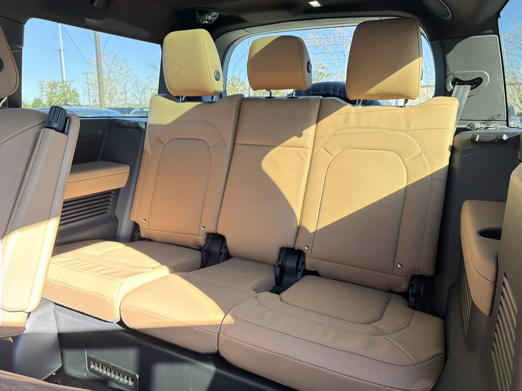 New 2026 Land Rover Defender 130 X-Dynamic SE AWD/4WD image 6