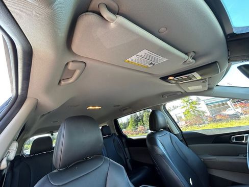 Used 2025 Kia Carnival FWD image 28