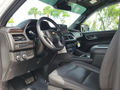Used 2023 Chevrolet Suburban LT RWD image 9