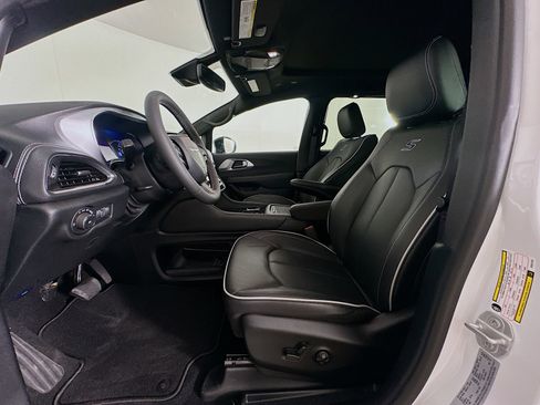 Used 2025 Chrysler Pacifica Premium FWD image 13