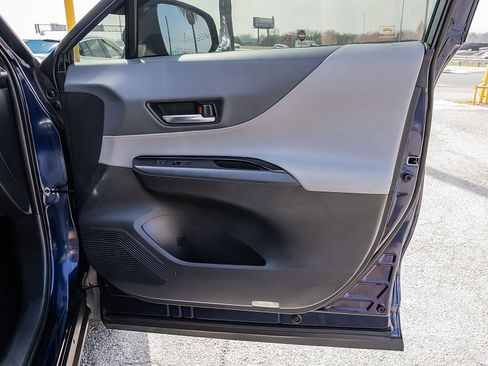 Used 2021 Toyota Venza LE image 13