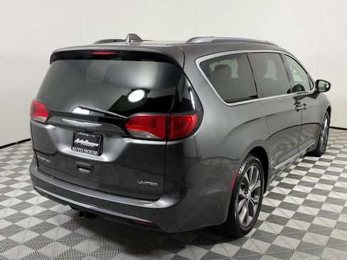Used 2017 Chrysler Pacifica Limited image 5