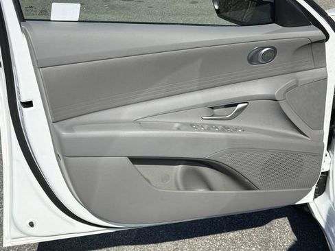 Certified 2025 Hyundai Elantra SE image 10