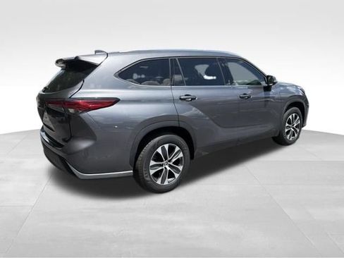 Used 2021 Toyota Highlander XLE FWD image 12