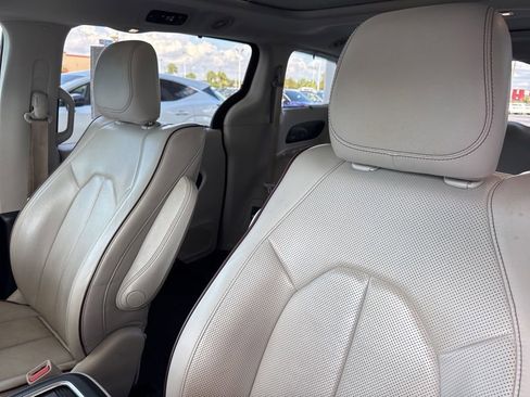 Used 2017 Chrysler Pacifica Limited image 11