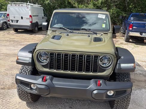 Used 2025 Jeep Wrangler Unlimited Rubicon w/ Convenience Group AWD/4WD image 2