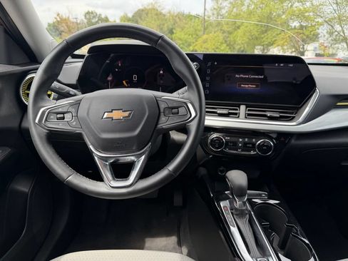 Used 2024 Chevrolet Trax LT w/ LT Convenience Package FWD image 18
