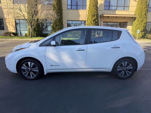 Used 2016 Nissan Leaf SL w/ Premium Package image 9