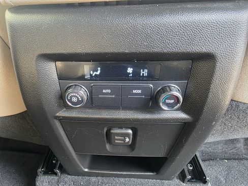 Used 2022 Chevrolet Traverse LT image 23