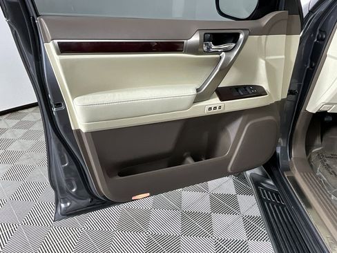 Used 2017 Lexus GX 460 Premium w/ Premium Package image 18