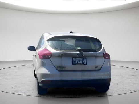 Used 2018 Ford Focus SE w/ Cold Weather Package FWD image 4
