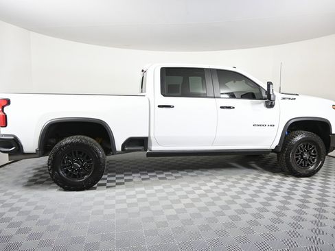 Used 2025 Chevrolet Silverado 2500 ZR2 w/ Technology Package image 8