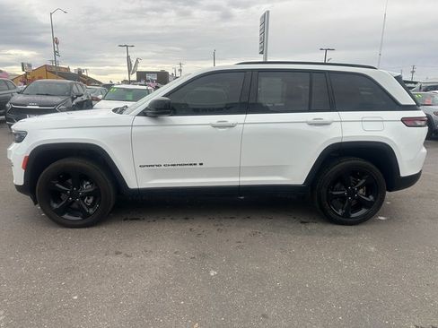 Used 2023 Jeep Grand Cherokee Altitude image 7