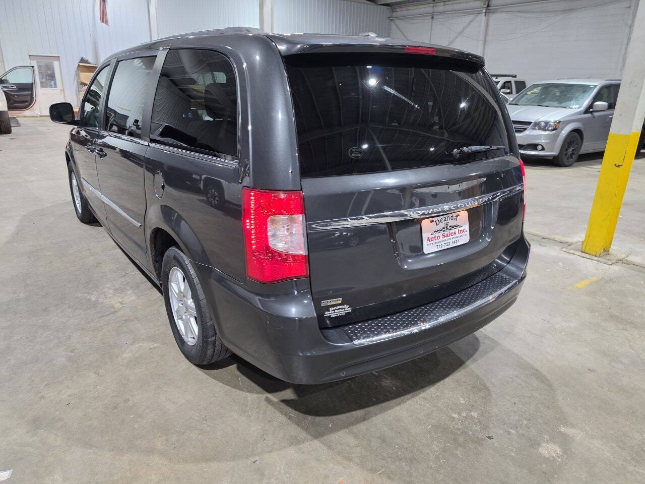 Used 2011 Chrysler Town & Country Touring FWD image 9