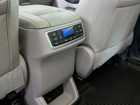 Used 2019 Toyota Highlander Limited Platinum AWD/4WD image 27