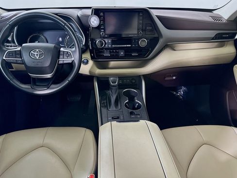 Used 2022 Toyota Highlander XLE FWD image 19