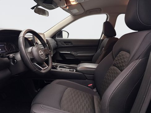 Used 2024 Nissan Pathfinder SV image 9