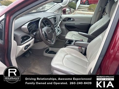 Used 2018 Chrysler Pacifica Touring-L image 11