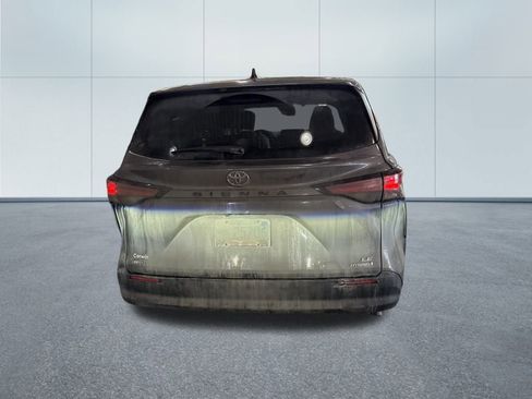 Used 2021 Toyota Sienna LE image 5